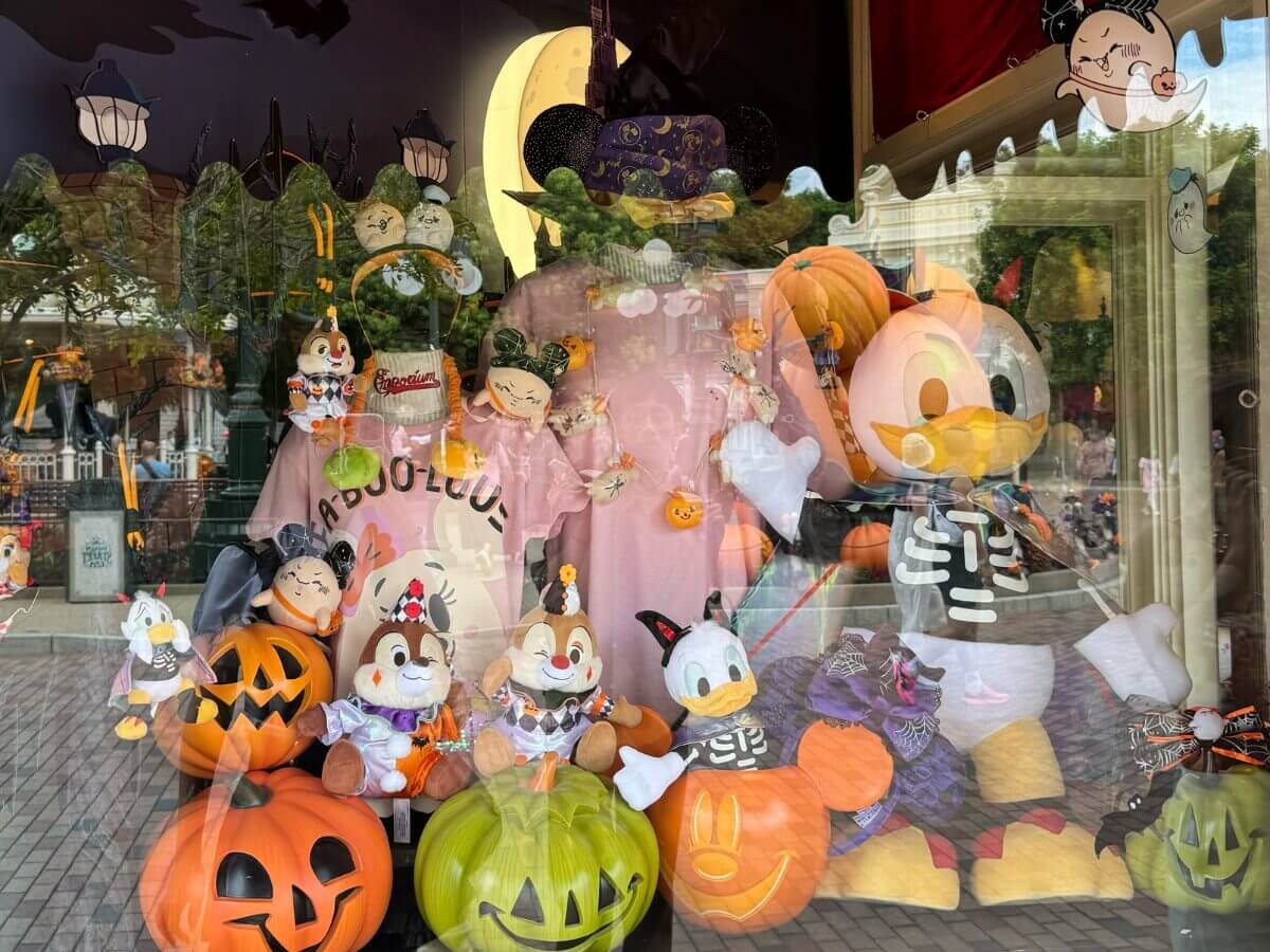 香港迪士尼 20 週年＋萬聖月全攻略｜首度無人機夜間匯演、限定反派派對、Trick-or-Treat 一次玩到滿