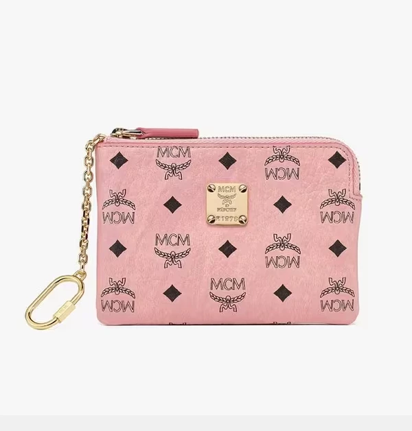 MCM這抹柔和雅致的粉紅色，不僅看起來賞心悅目，更能為包包增添一抹清新且溫暖的活力，絕對能喚起媽媽心中的少女心！但儘管外型及配色可愛，內部的空間配置卻非常實用，足以收納日常所需的零錢。對於平時喜歡亮麗色系、性格活潑可愛的媽媽來說，這款充滿時尚感的粉紅小包，就是慶祝她節日時最甜蜜且溫柔的驚喜。（商品價格約：NTD 9,300）