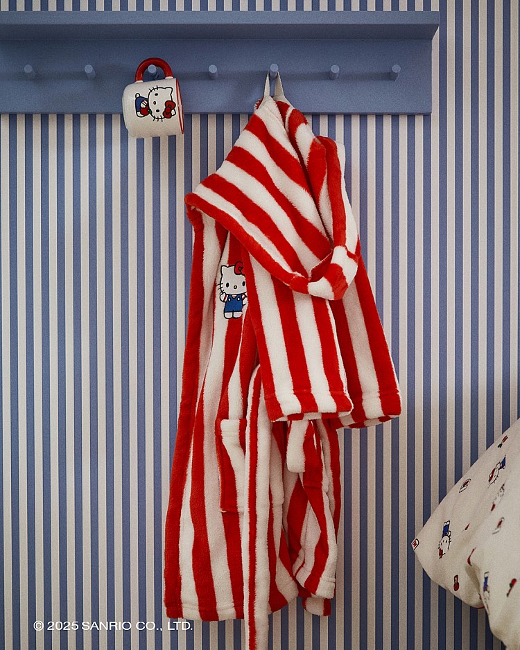 聯名系列以「Hello Kitty 搬進你家」為概念，這意味著穿上Kitty風格不再僅限於服裝，而是延伸到日常生活美學中，透過柔和色調與可愛細節，讓你回到家就能感受如樂園般的療癒感。