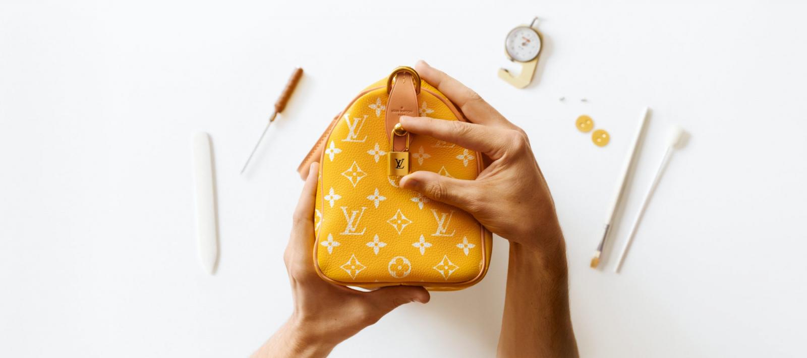 「Speedy P9」與經典版本最大的差異在於材質選用。不同於以往 Speedy 採用的塗層帆布，全包身改以柔軟的粒面小牛皮打造