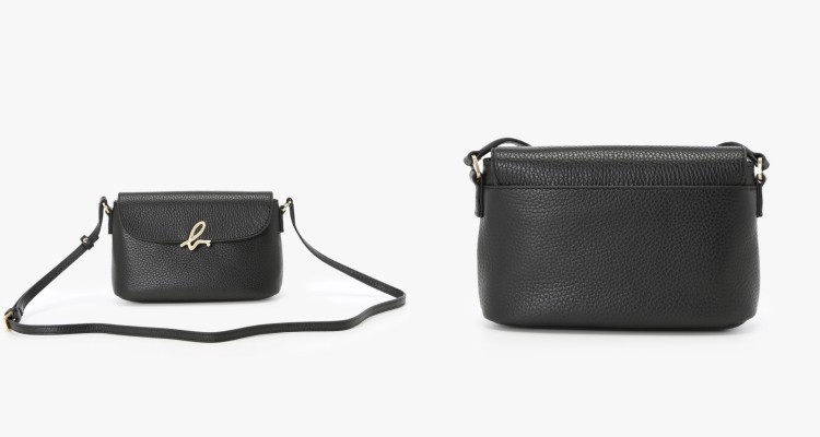 Agnès b.經典b.系列斜背包以圓潤修長輪廓展現巴黎式優雅，包身選用細緻荔枝紋牛皮打造，翻蓋上飾以立體圓潤的金屬b字母標誌。