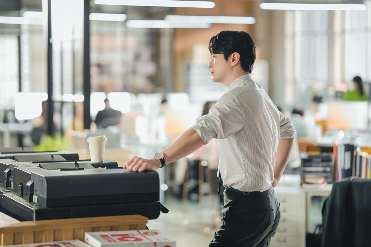 老闆不要看！「上班摸魚技巧」大賞TOP7：保持皺眉、扶額、時不時嘆氣，「這招」是精髓