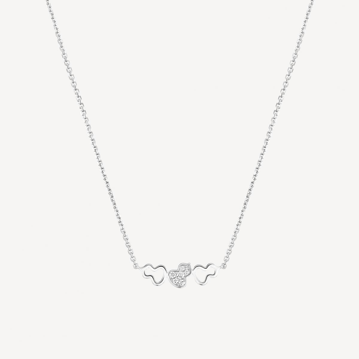 Qeelin 的 Wulu 系列以象徵幸運與能量的葫蘆為核心，而 WuluWulu 則將三顆小葫蘆串連在一起，像是一段「好運接力」的寓意。這款18K白金小型款項鍊，由左右兩顆光面葫蘆襯托中央鑲滿鑽石的主葫蘆，使整體既俏皮又精緻。線條柔和、比例輕巧，佩戴起來像是在胸前放上一個低調的護身符，帶著東方符號的現代詮釋。它既可以單獨佩戴，展現簡約氣質；也能作為疊戴的亮點，讓造型更具靈動節奏。
