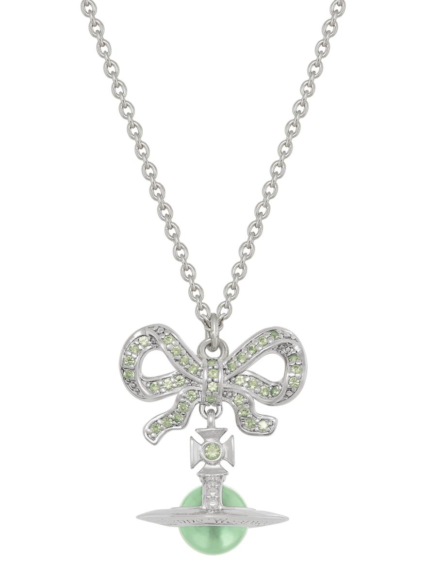 不同於上述介紹的項鍊，這條運用蝴蝶結絲帶為設計靈感，並加入湖水綠的水晶及珍珠，整體色彩呈現出輕盈典雅的意象，將品牌的溫柔與優雅完整呈現。