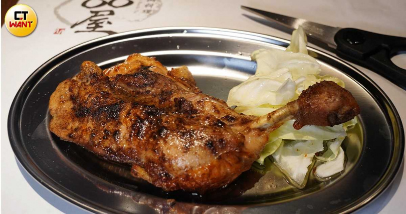 「讚岐名物帶骨雞腿」上桌時會提供剪刀，由客人自行動手剪下帶有油脂香氣的雞腿肉。（幼雞290元、成雞350元，圖／魏妤靜攝）