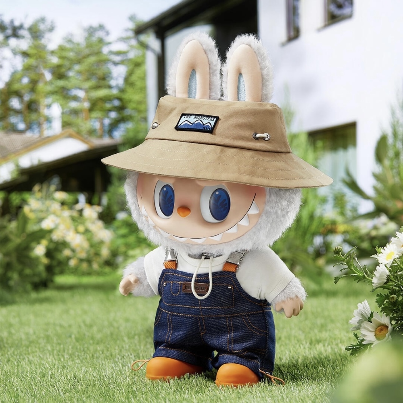 泡泡瑪特 春天野在家 LABUBU 搪膠毛絨公仔 40CM 牛仔褲 漁夫帽