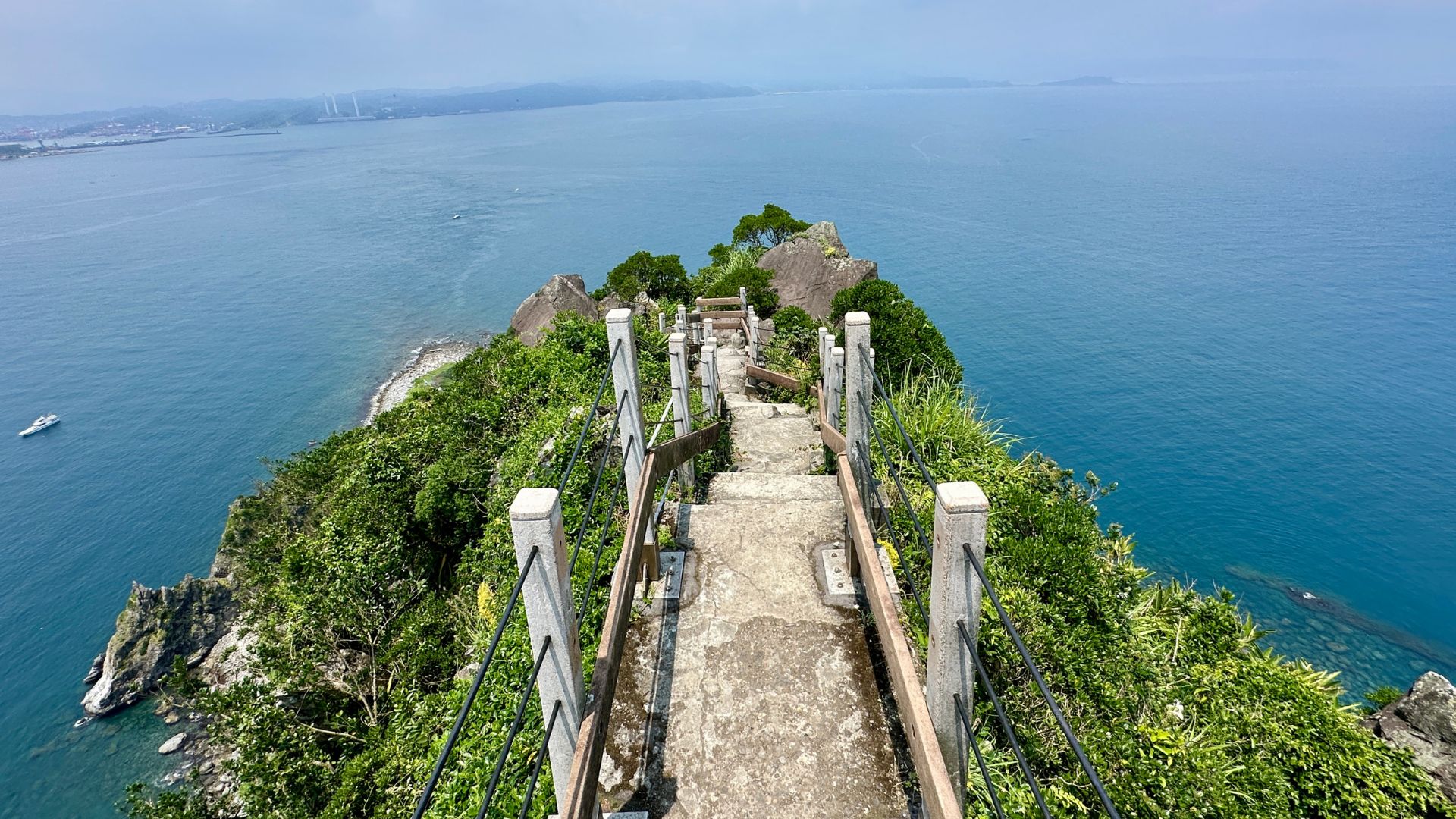 基隆嶼燈塔步道高處俯瞰