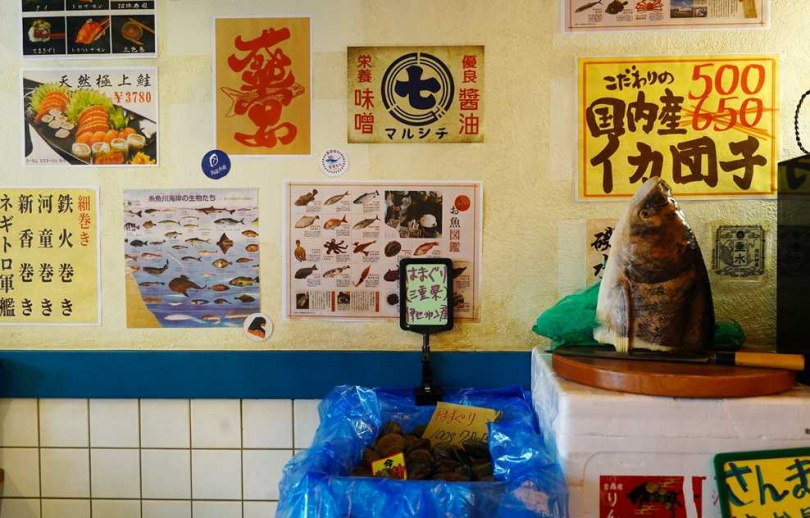 牆上各式日文廣告、魚類圖鑑、菜單設計等都讓人像在市場食堂用餐。