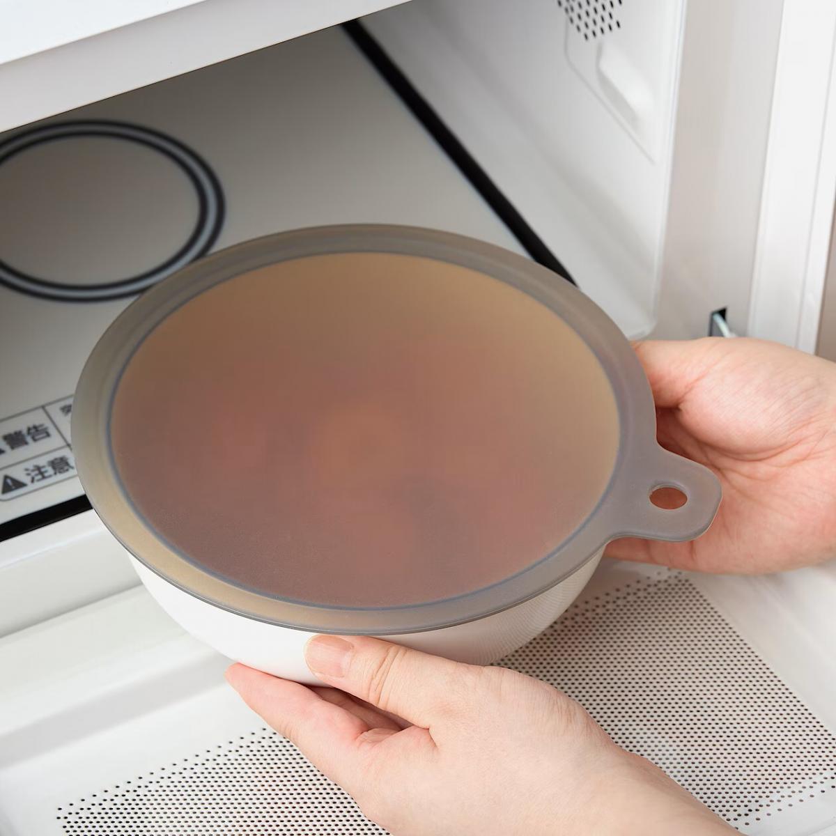 「可微波矽膠蓋」矽膠材質可清洗後反覆使用，從冰箱冷藏到微波加熱都能安心應對。貼心附有掛孔設計，方便吊掛收納