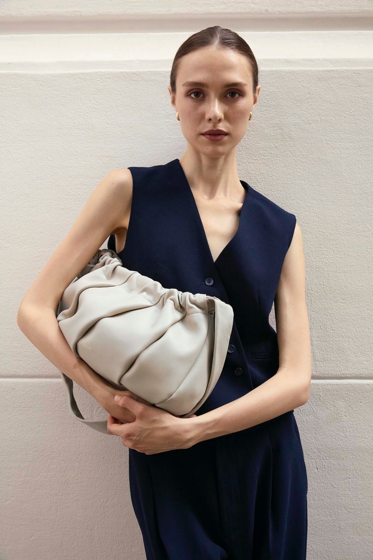 以柔中帶剛的姿態推出這款全新Soft Fold Bag，以貝殼的自然曲線為靈感，包身飽滿皺褶如潮汐般流動，柔軟中保有結構感。