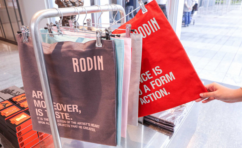 有多種顏色的「羅丹靈感金句托特包」擷取展覽中最具代表性的名言，可做為日常的自我表達。（750元，圖／趙文彬攝）