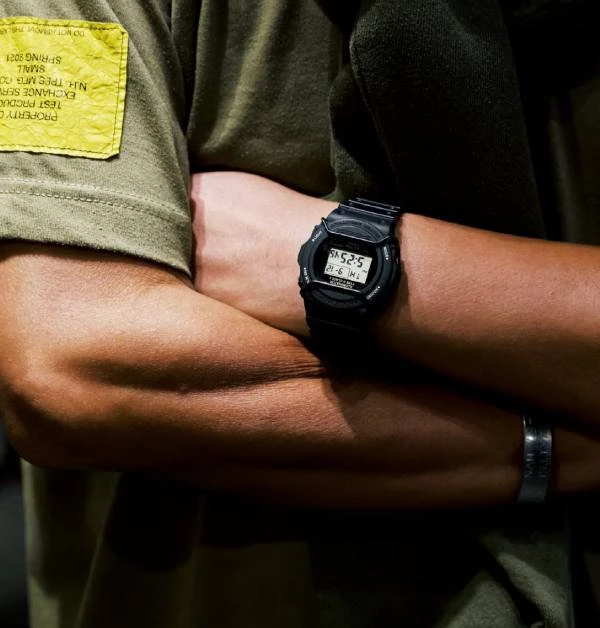 儘管這是一款聯名作品，但該有的實力並沒有因此打折。包括：「G-Shock」招牌的耐衝擊結構、200公尺防水、世界時間、碼錶、倒數計時、鬧鐘與LED照明…等功能都完整保留，依舊是一只可以真正每天配戴的實用級腕錶，而不是只能供在櫃子裡的收藏品，兼具日常使用與紀念收藏兩種價值。