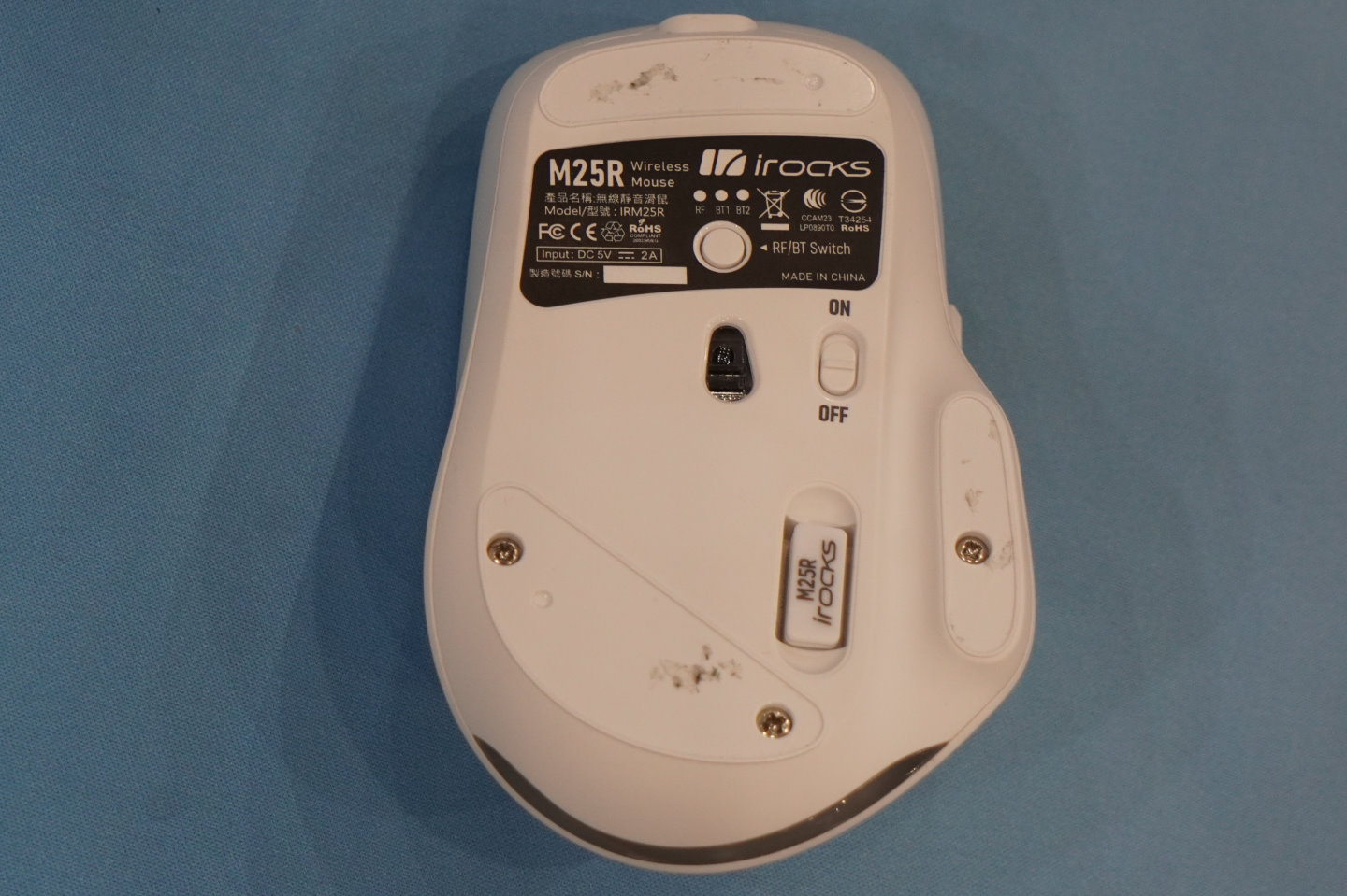 滑鼠底部具有2.4 GHz頻段無線連接器的收納空間以及開關，使用者可以透過按鍵在2.4 GHz無線、藍牙1、藍牙2等3種裝置間切換。