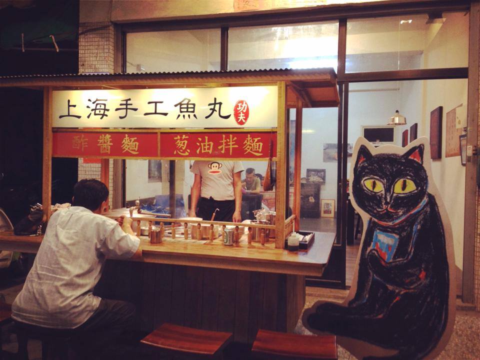 門口的懷舊攤車、牆上的復古色調，不只是裝飾，更是一種對味道與手藝的執著。