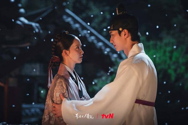 其實暴君原本角色本該由以《黑暗榮耀》反派走紅的朴成焄出演，卻在拍攝前因為個人 Instagram 爭議事件選擇退出，而潤娥與李彩玟現實相差 12 歲，加上李彩玟在開拍前 10 天才確定收到角色，因此本來外界不怎麼看好他，沒想到他卻用超高顏值與充滿層次感的演技，征服所有的觀眾。