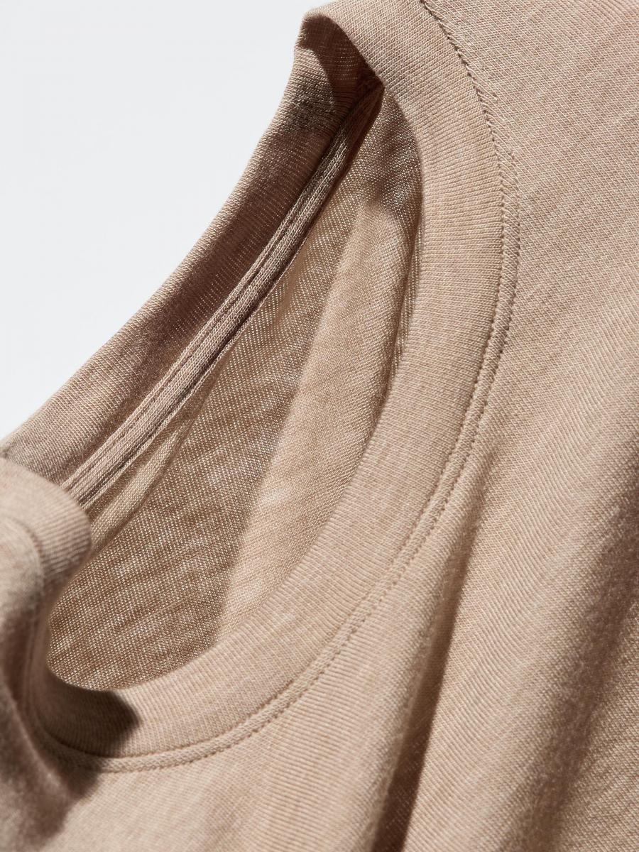 HEATTECH 的核心技術，並非單純加厚，而是來自特殊機能纖維的「吸濕發熱」特性。Uniqlo 官方說明，這類纖維能吸收人體散發的汗液與水蒸氣，並在吸濕過程中產生熱能，同時兼具保溫、柔軟與延展性。也因此，HEATTECH 穿起來不會像傳統厚重內衣那樣悶熱笨重，而是能在活動中維持乾爽與舒適。不過，這類機能仰賴纖維結構完整度，一旦因高溫烘乾、化學乾洗或長期磨損而受損，吸濕發熱效果便會明顯下降，這也是官方反覆提醒「正確洗滌」的重要原因。