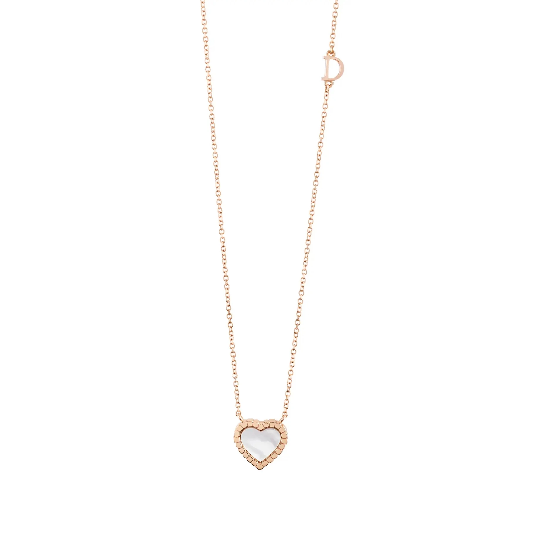 義大利珠寶品牌 Damiani 的 Belle Époque 系列靈感來自早期電影菲林（Film）。品牌創辦人 Enrico Grassi Damiani 將影像膠片的節奏感轉化為珠寶設計，形成圓形與矩形交替的視覺語言。系列作品常以鑽石、藍寶石、紅寶石與祖母綠點綴，展現電影時代的活力與光影變化。這款項鍊以玫瑰金打造，搭配白色珍珠母貝心形吊墜，呈現柔和而溫潤的光澤。珍珠母貝的自然紋理，使每件作品都略有不同，也增添細膩質感。整體設計比傳統心形珠寶多了一層立體感，既保留浪漫象徵，也帶有義大利珠寶特有的華麗氣息。若想尋找一款兼具設計感與女性氣質的愛心項鍊，這款會是相當吸睛的選擇。