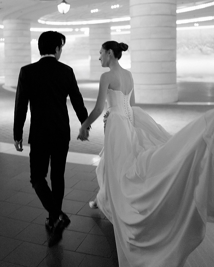 Nicole + Felicia名字聽起來很洋氣，但其實來自兩個台灣女孩的婚紗品牌，由姊妹檔張方瑜、張方綺創立，品牌於2014年創立，擅長用輕盈薄紗、立體羽毛與高成本水晶工序，打造有高級訂製感的禮服設計，讓這個品牌從婚禮、名人紅毯再到巨星演唱會都能看見他們的身影。