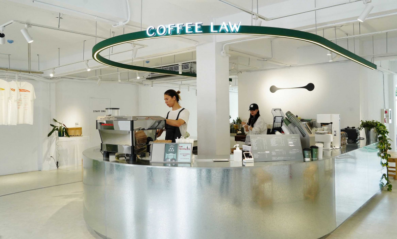 萬秀洗濯實驗室2樓有COFFEE LAW店中店，吧檯旁吊掛的T恤印製了咖啡menu，4/13至4/20凡為COFFEE LAW會員可享全品項9折。（圖／魏妤靜攝）