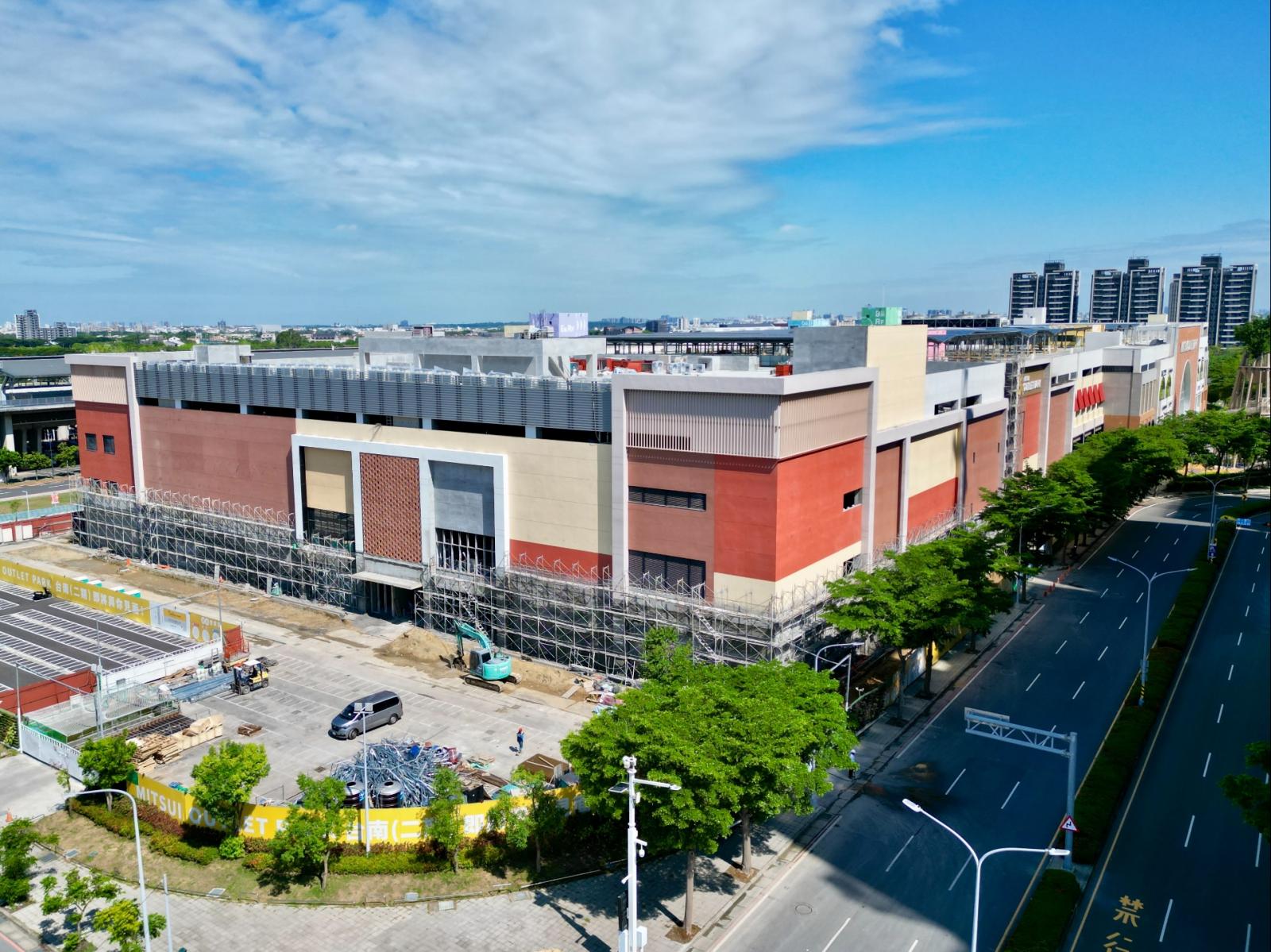 坐落於台南高鐵站，三井 Mitsui Outlet Park 台南自第一期開業以來，一直保持穩定的客源，締造年營收近 50 億台幣，提供優質的購物與餐飲商業設施。如今，日本三井不動產集團在台第三家 Outlet「台南三井」，佔地 3,000 坪，規劃為四層樓建築，加上第一期的 18,000 坪商場，規模將可達約 240 間店面，總面積高達 21,000 坪的空間，有望成為台南最大的暢貨中心。