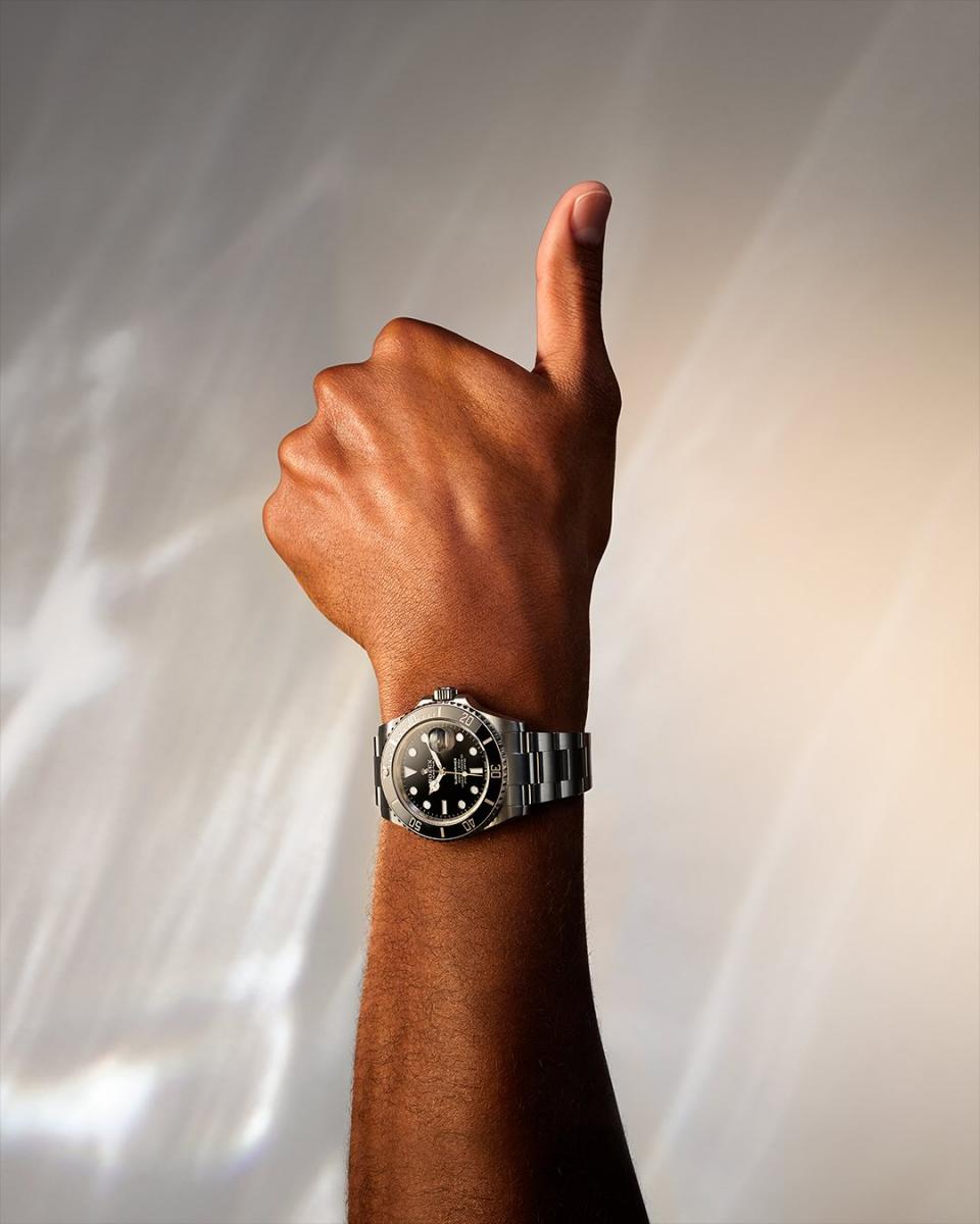 再好的外觀，也需要強大的核心支撐。Submariner 與 Submariner Date 分別搭載3230與3235型機芯，全由勞力士自行研發製造，是品牌新世代機芯的代表作。兩者都具備更長的動力儲存、更高的抗磁性、更穩定的擺輪系統，其中最關鍵的是藍色 Parachrom 游絲——能在溫度改變、碰撞或日常震動下保持精準走時。換句話說，即使你在忙碌奔波的日常，常常敲到桌角，或把手錶丟進包包裡，它依然準確。這也是為何水鬼能被許多企業家、導演、攝影師等行業的女性喜愛，畢竟它耐操、可靠、不誤事（身邊的男人都還不一定有這種特質）。水鬼的機芯強到足以應付深海壓力，也因此足以應付生活中的任何挑戰。對40+正在全力以赴「人生下半場」的你來說，這樣的穩定力量，尤其迷人。