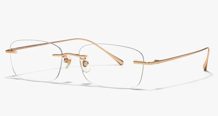 如果說Ownday那副圓框是溫潤的文藝標配，那麼與之PK的Jins這款長方無框設計，完全就是為了現在最火的「時髦書呆子風」而生。我私心著迷它那種帶點90年代辦公室氛圍的Y2K復古感，極窄的鏡片比例配上纖細的金屬鏡腳，戴上臉後不僅不會遮蓋神韻，反而有種像是在創意產業工作的專業時髦感。一般人如果怕無框長方顯得太嚴肅，其實只要簡單搭一件領口微開的襯衫，或是換上寬鬆的連帽衛衣與刷舊牛仔褲，就能輕鬆平衡那份書卷氣，把原本慵懶的運動風瞬間拉升到很Chic的高智感層次，真的是本季最值得入手的神級單品！（商品價格約：NTD 2,600）