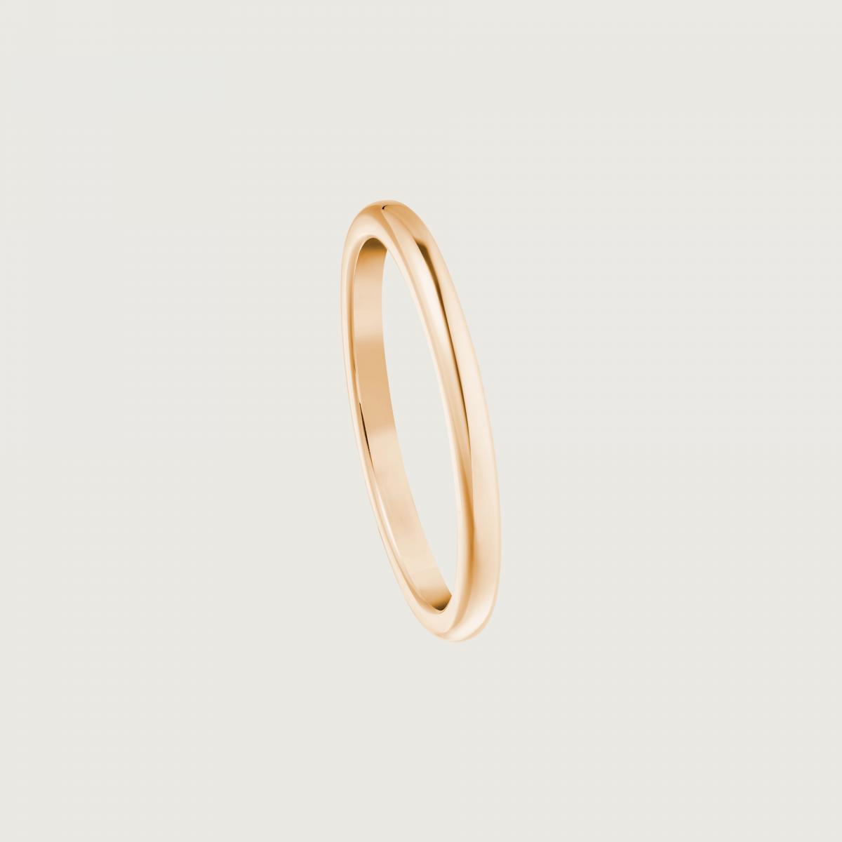 Piaget 的 Limelight 戒指，以純粹的線條與亮澤玫瑰金材質，詮釋出「極簡也能動人」的浪漫哲學。戒圈弧度柔順，像是在指間輕輕流動的光。這枚設計象徵著相伴一生的承諾，是伯爵以瑞士金工技藝打造出的情感象徵。它既能單獨佩戴凸顯高雅氣質，也能作為婚戒佩戴，與對方形成呼應。伯爵的浪漫，從不喧嘩，卻能讓人一眼感受到真摯與恆久。