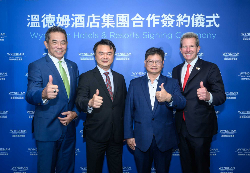 左起為溫德姆酒店集團亞太區總裁黃俊安、帝王事業集團-玉興建設股份有限公司董事長陳家宥、三好國際酒店集團董事長陳國周、溫德姆酒店集團總裁兼CEO Geoff BALLOTTI。（圖／溫德姆酒店集團提供）