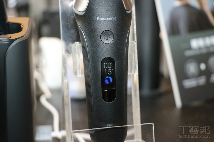 LAMDASH PRO 6 電鬍刀內建「AI 導引顯示器」功能，會根據你當天鬍子的濃密程度，自動分配「BOOST」與「SOFT」兩種剃鬚模式的使用比例，以及剃鬍時間等資訊，幫助你更了解自己的使用狀況，也讓剃鬚更有感、更智慧！