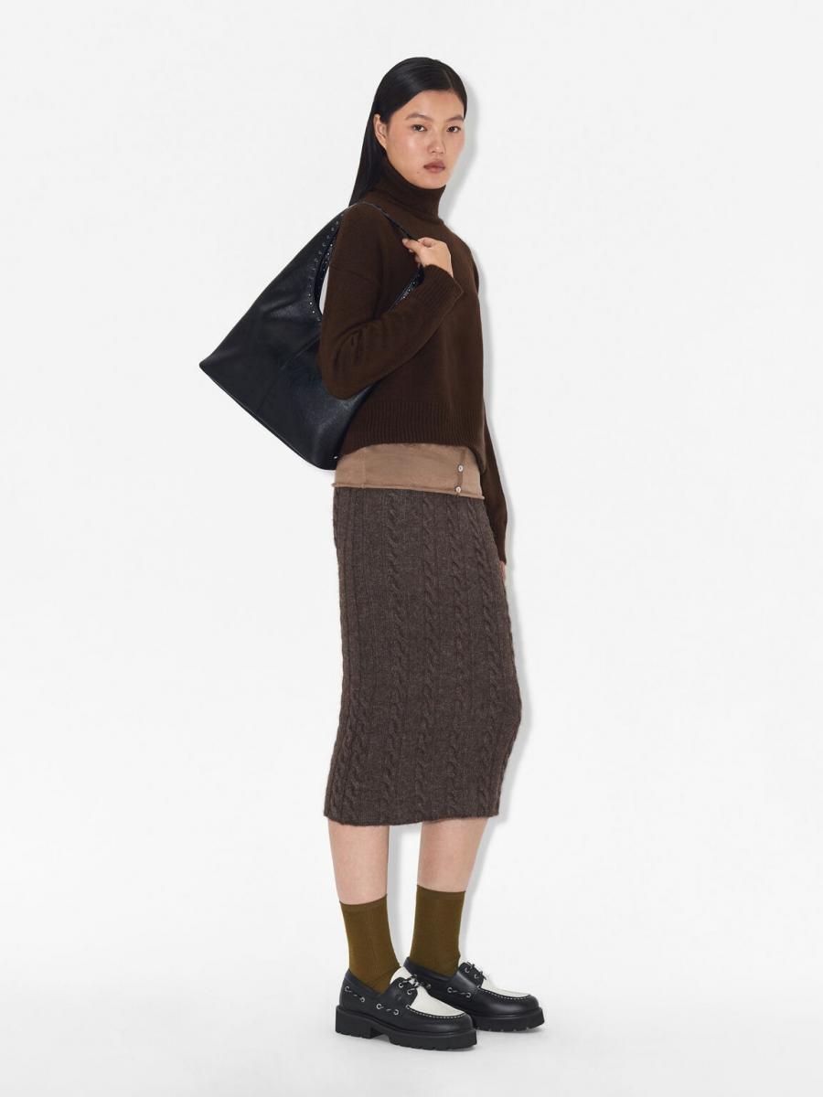 Pedro這款「Issa」鉚釘流浪包簡簡單單卻很搶眼！以柔軟皮革打造大開口流線輪廓，搭配鉚釘裝飾的寬肩背帶，在低調中悄悄展現個性感。