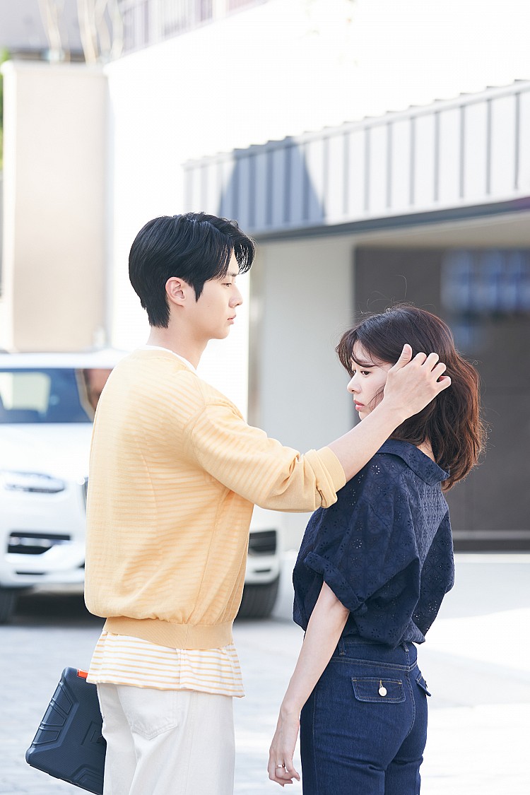 《宇宙 Marry Me？》自首播以來，便取得 5.6% 的高收視，之後更逐步攀升，第五集已達更突破 7.5%，登上串流平台 Disney+ 更拿下熱播冠軍！不少網友大讚即使這部劇以契約結婚老梗開局，還是靠著不拖泥帶水的節奏輕快，加上演員們精湛的演技，讓人一追就忍不住停下來。