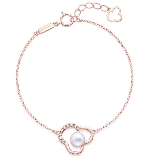 TASAKI獨家研發的18K櫻花金色澤，勾勒出如花瓣綻放的靈動線條，半圈璀璨鑲鑽與中心圓潤的阿古屋珍珠相映生輝，散發溫柔而堅定的詩意氣息。細緻的鍊身設計極具修飾性，單獨配戴能襯托手腕的纖細優雅，亦適合與簡約腕錶混搭，為日常造型增添一份洗鍊的浪漫。（商品價格約：NTD 90,000）