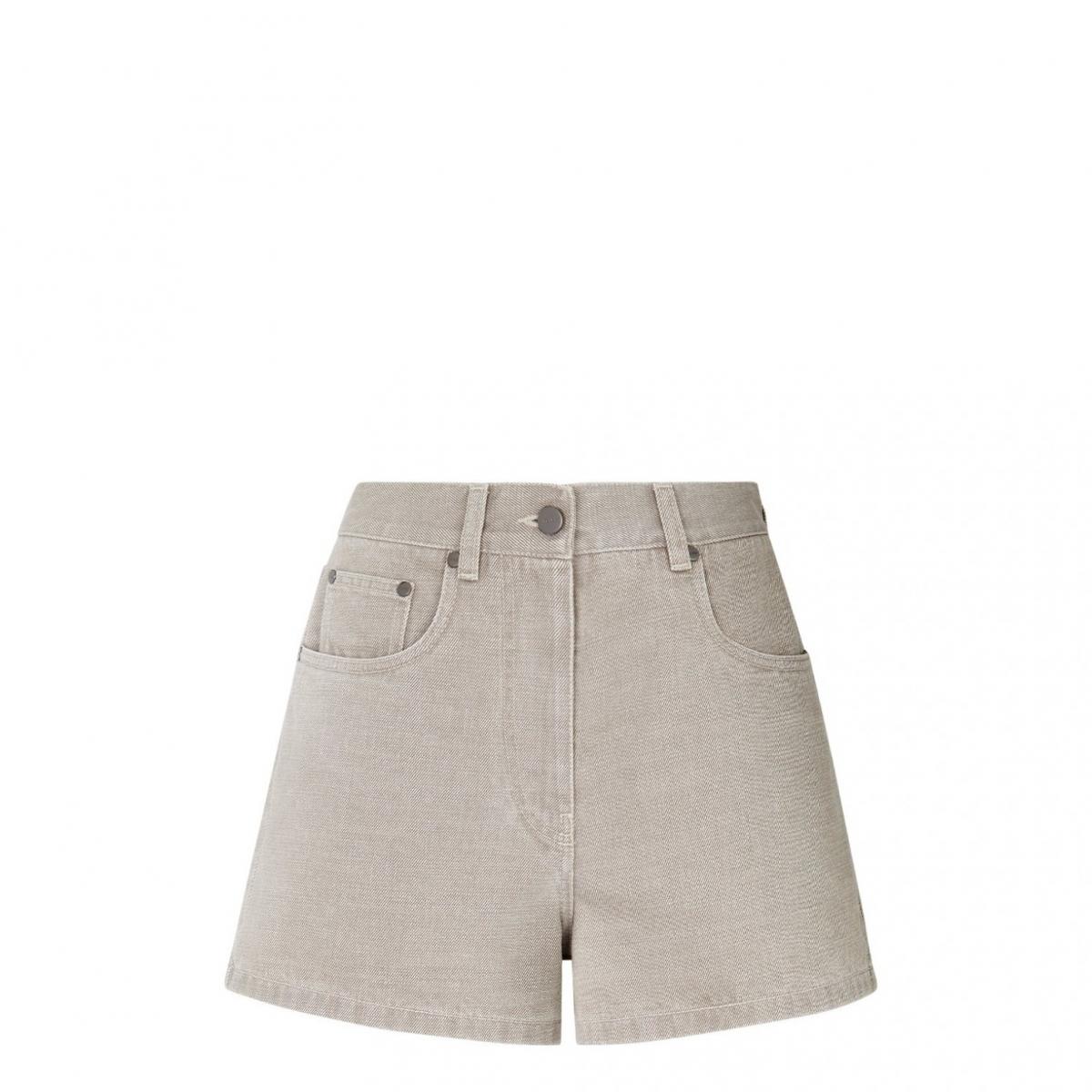   在褲款上我們很推薦宋雨琦在機場穿搭的同款灰色丹寧褲！中高腰的設計可完美調整身型外，A 字線條的呈現，更能修飾大腿線條。