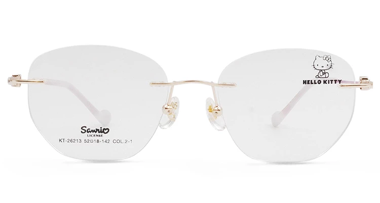 「寶島眼鏡公司～」這句從小耳熟能詳至今的經典廣告詞，幾乎可以說是深耕台灣本土多年的老字號代表，但如果你以為老品牌就只有傳統，那這次與三麗鷗推出的Hello Kitty聯名系列絕對會讓你大改觀！特別是這款「芋泥紫」的色調，粉嫩得非常溫柔，完全不顯稚氣。雖然是無框設計，但透過細緻的多邊形切割鏡片，視覺上反而更有立體層次。搭配上，我建議可以走一點「溫柔知性風」，像是穿件淡紫色的薄針織衫或是米白色系連身裙，讓眼鏡上的凱蒂貓小細節成為穿搭中的亮點。對於我們這種在台灣長大的小孩來說，寶島不只是賣眼鏡的場域，更有一種回憶及鄉愁的親切感。（商品價格約：NTD 2,980）