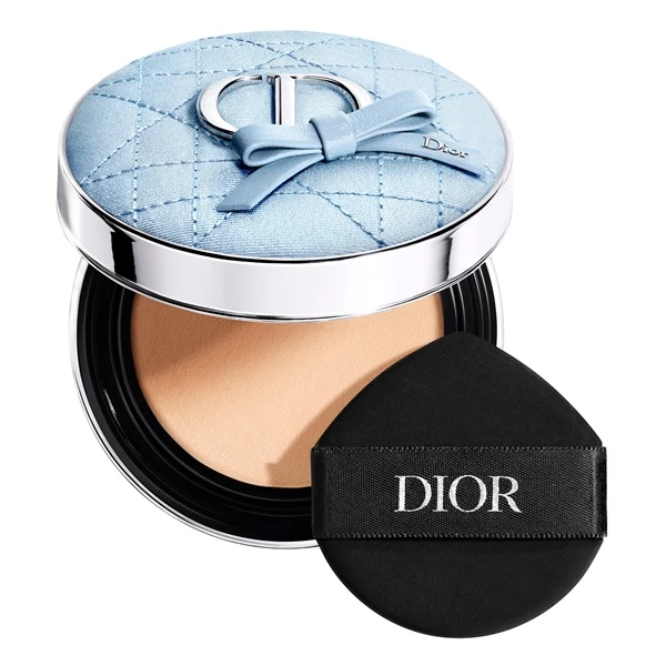 Dior 超完美水潤光氣墊 粉蕊SPF50/PA+++，4色，NTD1,800；蝴蝶結限量外殼，NTD1,250