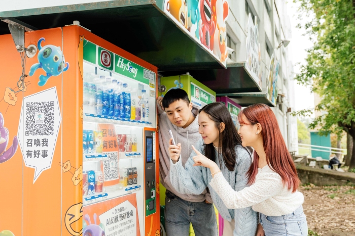 「心聲幻獸」即日開玩！黑松首創AIGC智販機互動遊戲，玩就抽iPhone 15 Pro