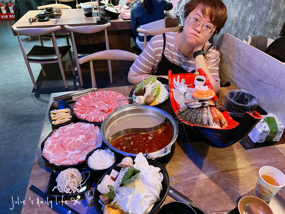 刷刷鍋,和牛,文化路,板橋,板橋火鍋,板橋車站,活蝦,海牧,海牧水產鍋物,海牧火鍋,海鮮,涮涮鍋,火鍋,火鍋推薦,聚餐推薦,鍋物,餐廳推薦,鴛鴦鍋,麻辣鍋 @跟著Julie一起走吧