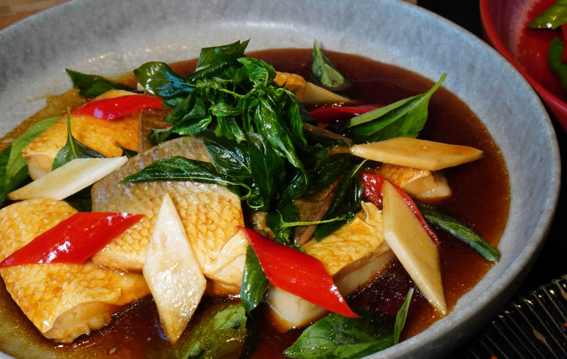 「塔香虱目魚」也是備受喜愛的熱炒菜色，魚肚處理得腴滑軟嫩。（圖／魏妤靜攝）