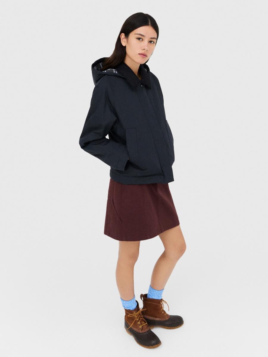 這款短裙以棉質與嫘縈混紡材質製成，帶有微微起毛的質感，手感柔軟、垂墜自然，呈現出秋冬特有的溫潤氣息。細節處融入休閒工裝元素：附可調式環狀腰帶，腰圍可自由調整，並搭配立體工作口袋設計，實用又具造型感。