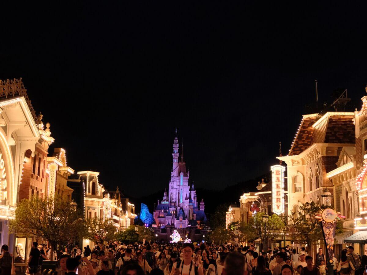 香港迪士尼 20 週年＋萬聖月全攻略｜首度無人機夜間匯演、限定反派派對、Trick-or-Treat 一次玩到滿