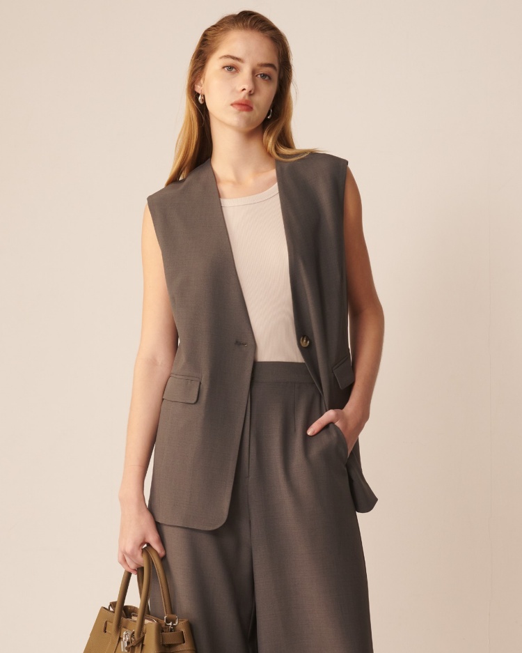 Net 2025春夏系列形象照片，當快時尚品牌靠高速上新品、高流行性、與聯名策略爭奪目光時，Net反其道而行，選擇一條穩紮穩打的路，做好「基本款」。