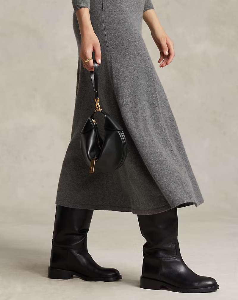 「Polo ID」的亮點，自然是包身正中央那枚醒目的金屬徽章。立體雕刻用最直接的方式呈現 Ralph Lauren 品牌字樣，其符號也象徵品牌以馬球運動起家、忠於個人風格的精神。