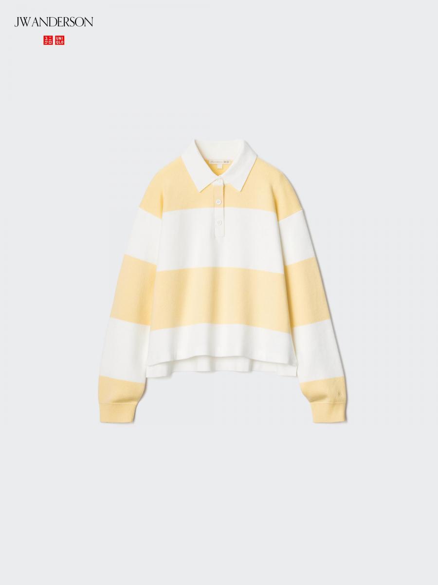 這款 POLO 針織衫採用純棉材質，觸感柔滑親膚。領口設計沿襲 POLO 衫輪廓，整體呈現輕運動休閒感。條紋為寬條設計，是造型中的視覺亮點；袖口處再繡上 JW Anderson 字樣，呼應整個系列品牌元素。