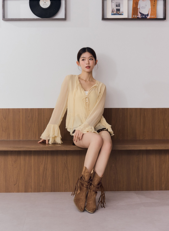 D+AF 吉普賽流蘇小V口牛仔短靴穿搭推薦｜秋冬美拉德堆堆靴推薦，展現歐美街拍感時髦比例，柔軟麂皮質感與流蘇細節營造慵懶嬉皮風。