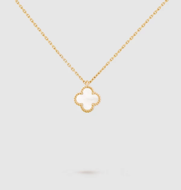 天然白色珍珠母貝，隨著配戴者的動作，會折射出虹彩色澤。與18K黃金交織出溫暖的光暈，不僅能瞬間提亮膚色，更展現出一種不費力、隨性卻精緻的時髦態度，是許多珠寶收藏家心中的必入手清單。