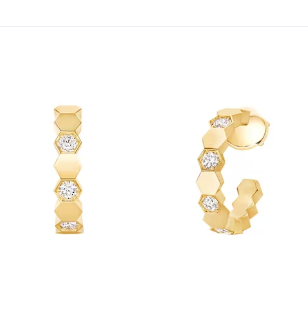 Chaumet的「Bee」系列，以蜂巢輪廓般的六角形設計著稱，不僅承載法國已故國王拿破崙蜜蜂家徽的勤奮與豐饒寓意，也象徵六角形國土的榮耀。蜜蜂更是權力象徵，象徵秩序與理想社會體系的構想。這股嚴謹而充滿力量的象徵感，恰如《新聞女王》中，佘詩曼所處的新聞台，競爭激烈卻又井然有序的工作環境。