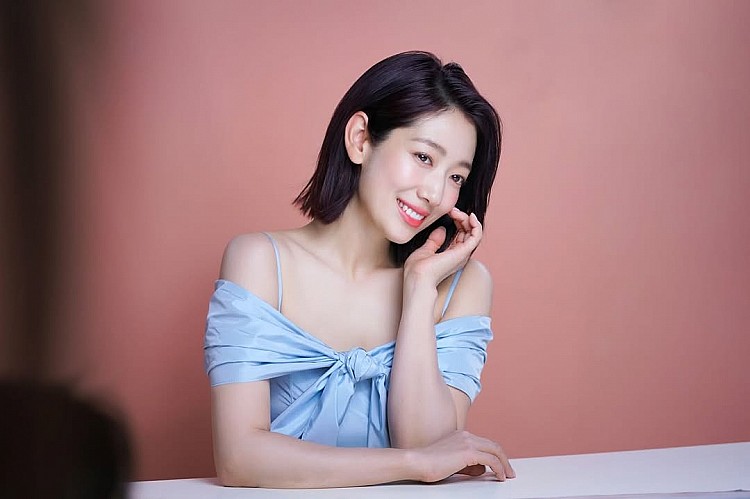 朴信惠黑短髮造型靈感5：大旁分直短髮