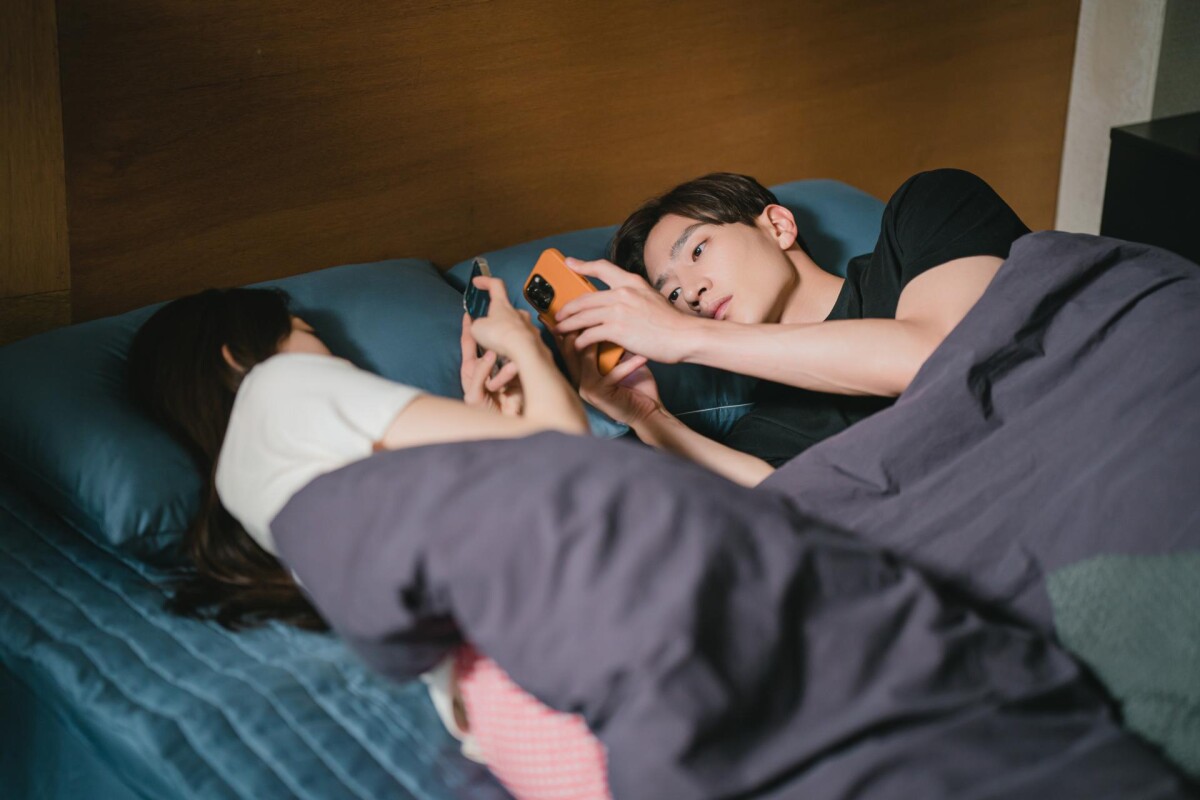 失眠救星！7個「提高睡眠品質」方法：睡前不要滑手機、減少咖啡攝取，「這點」超有感