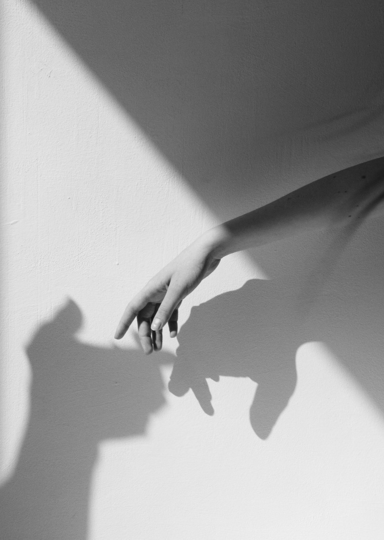 七夕的浪漫與傳說，賦予人們對愛情的憧憬與美好想像，但其背後所蘊含的民俗信仰與生活智慧，也不容忽視。無論你是準備在這天與心愛之人共度溫馨時光，還是計劃祭拜祈福，都不妨放慢腳步，細細體會這個節日裡那些關於愛、巧、願與敬的文化脈絡。