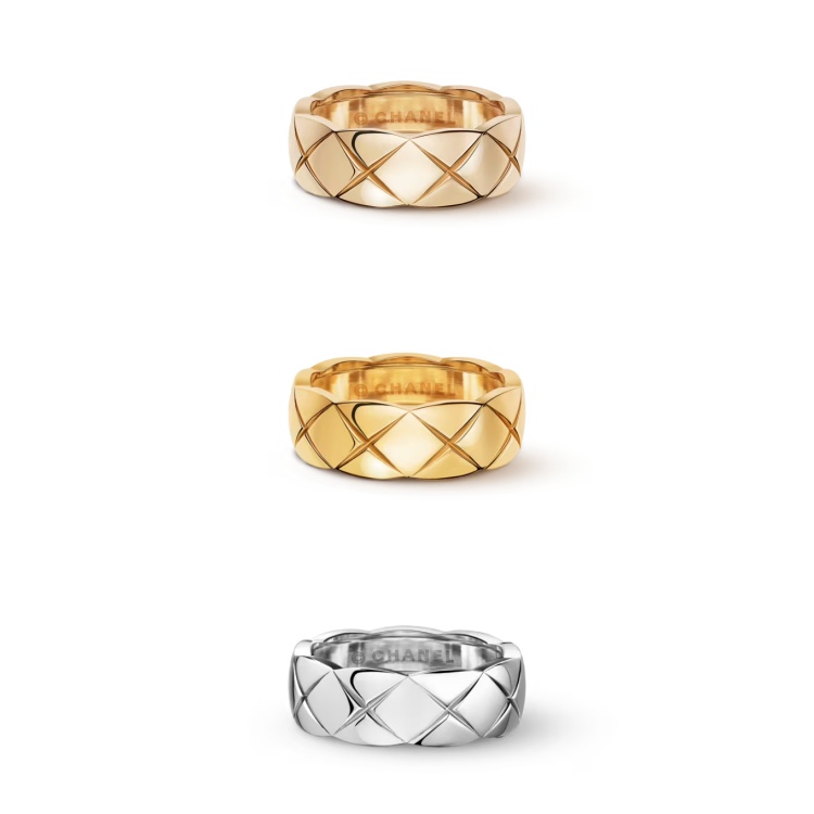 比窄版更寬一點的比例，讓菱格紋的立體感更為明顯，宛如將光影雕刻在指環上。18K Beige 米色金、黃K金與白K金的選擇，賦予佩戴者隨心搭配的自由。